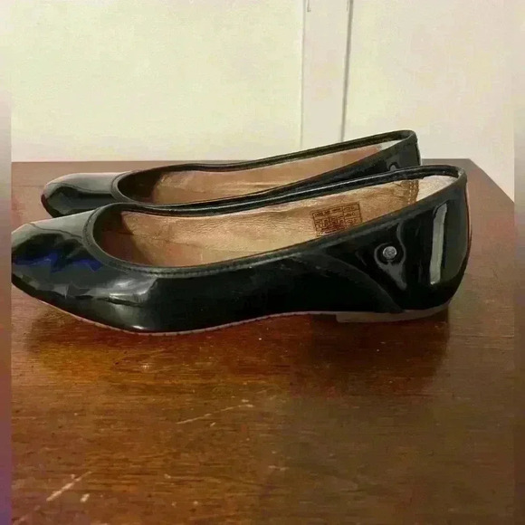 UGG patent leather shoes size 8 - Picture 3 of 9
